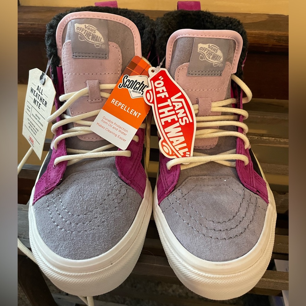 Brand new women’s size 8 Vans MTE boots